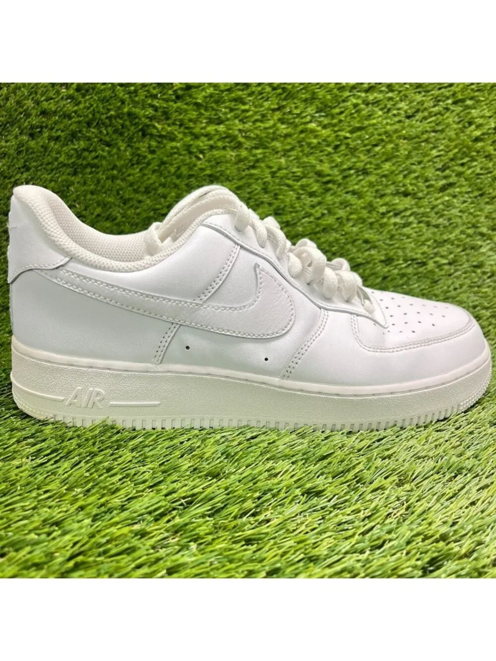 Nike Air Force 1 '07 Low Mens Size 10.5 White Athletic Lifestyle Shoes Sneakers